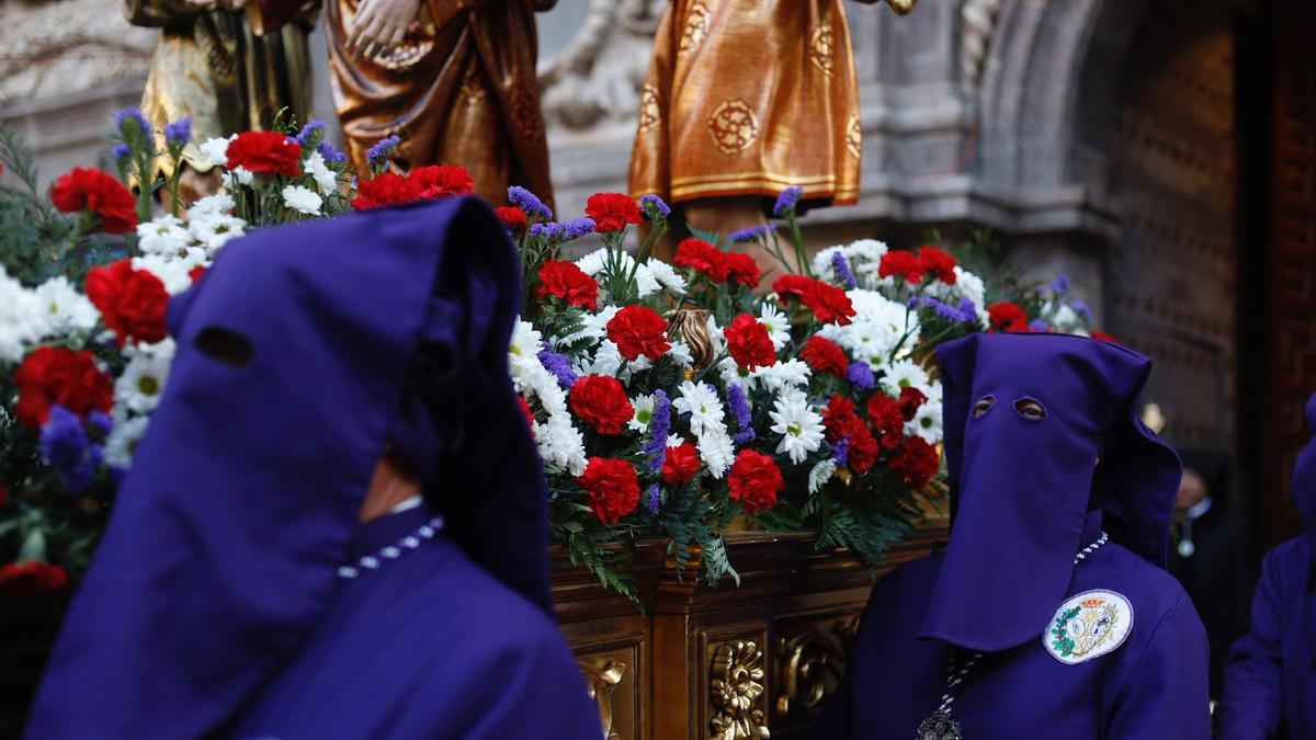 FOTOGALERÍA | Zaragoza se llena de capirotes y bombos en la procesión del Santo Entierro