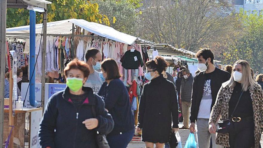 Compradores, este sábado, en el mercadillo moañés.   | // G. NÚÑEZ