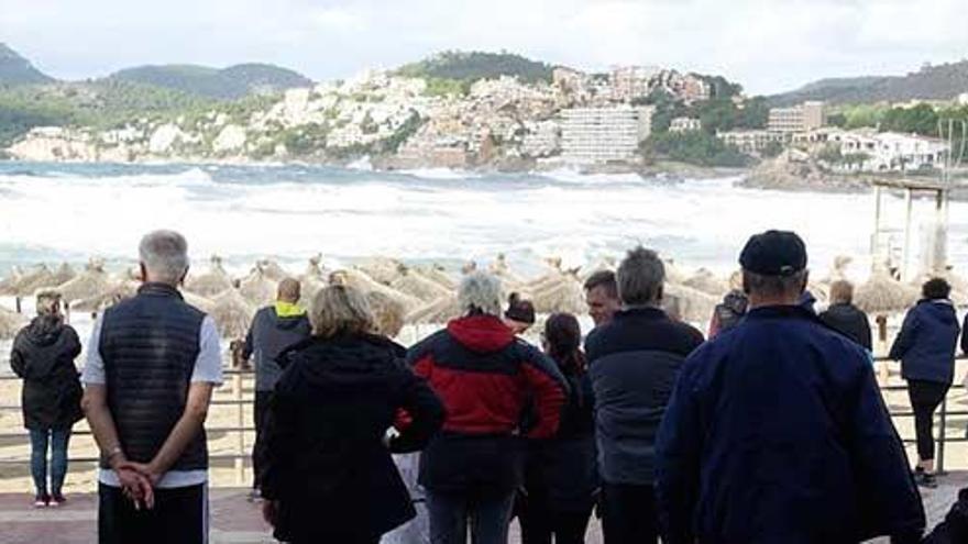 Turistas contemplan el oleaje en la playa de la Romana.