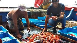 Pescadores de Palamós en la cubierta de su barco
