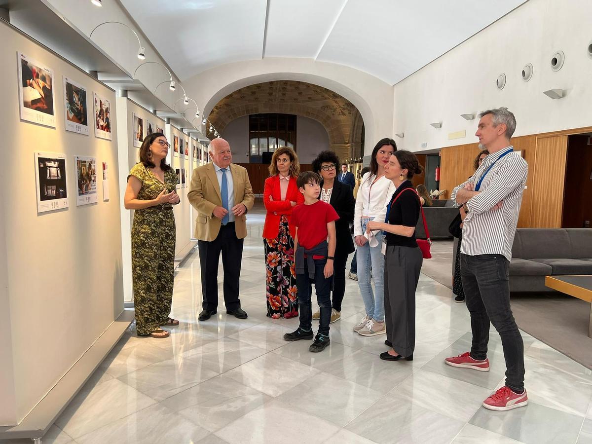 Inauguración de la exposición 'Una enfermera para salvar una vida' en el Parlamento de Andalucía