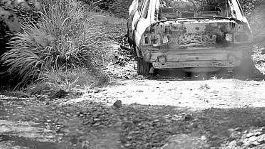 El último coche calcinado encontrado en Molleda.