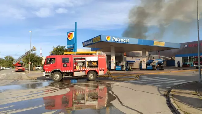 Foc a tocar d'una benzinera a Olot