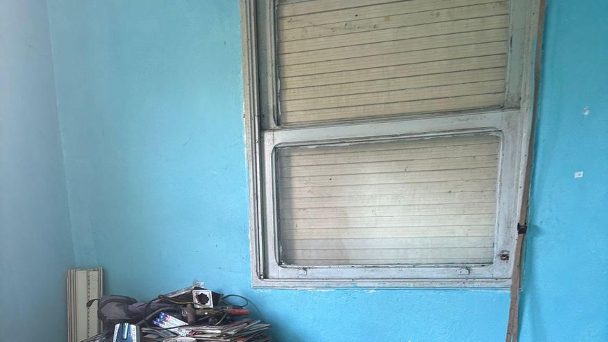 Buscan un hogar para Taret, un perro que vive encerrado en Cangas