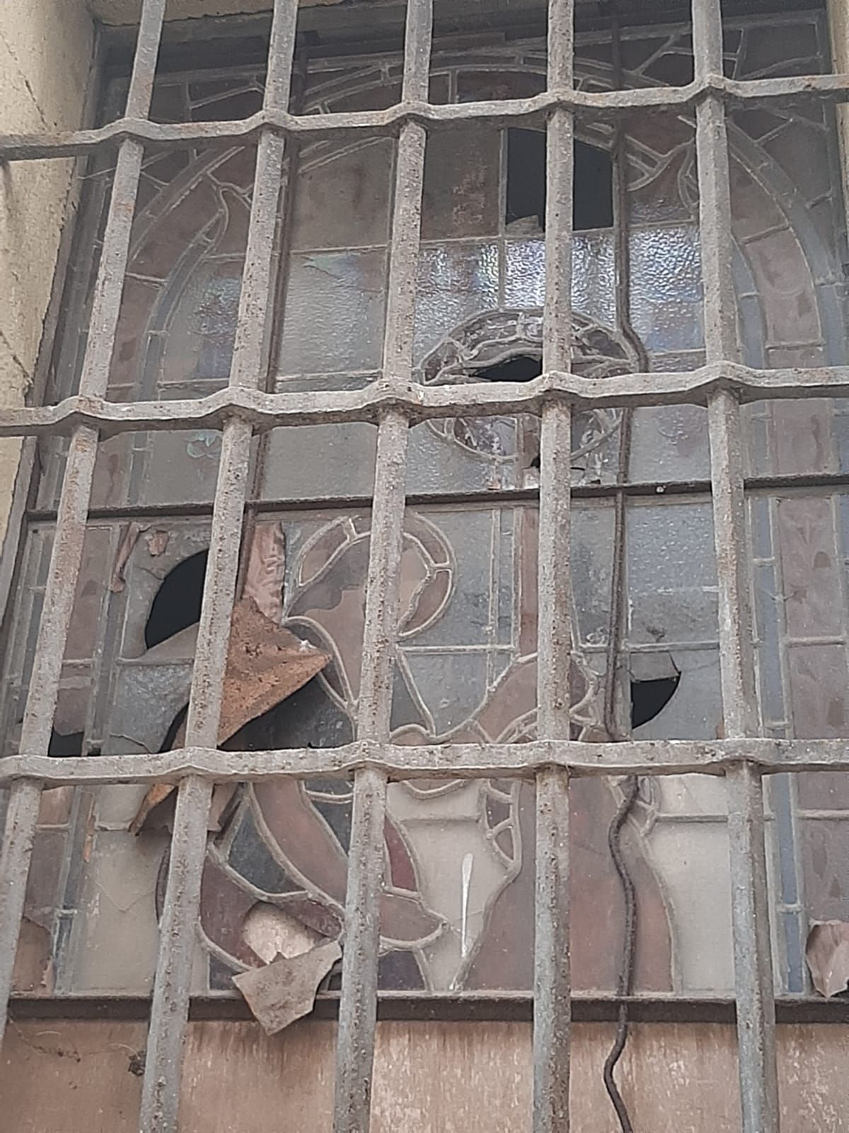 Así es la vidriera redescubierta en la iglesia parroquial de la Pola