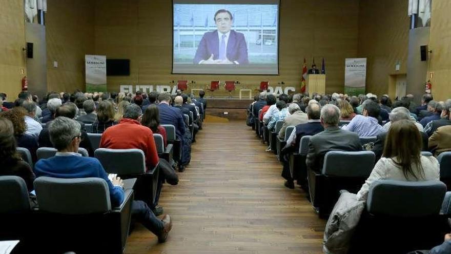 El griego Margaritis Schinas interviene en vídeo en la jornada.