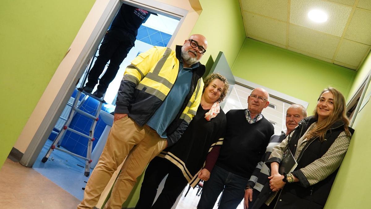 Por la izquierda, Alejandro Sánchez, de la empresa adjudicataria, la edil Pilar Santianes, el presidente de la Asociación de Mayores El Nozalín, José Manuel Sánchez, el concejal Raimundo Díaz, y la ingeniera municipal, Marta Rodríguez.