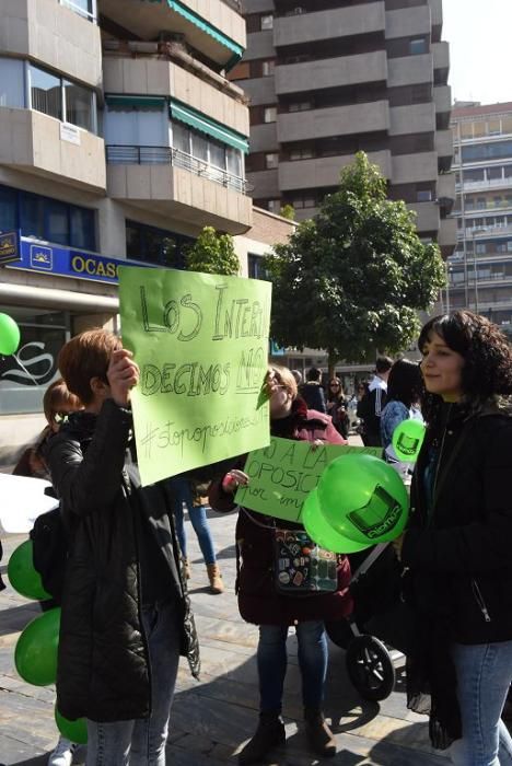 Los interinos de Educación protestan por las oposi