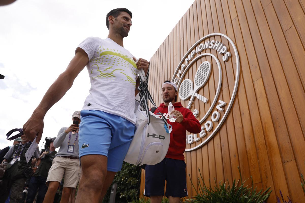 Djokovic obre el ball a Wimbledon i Alcaraz revisa vídeos de Federer