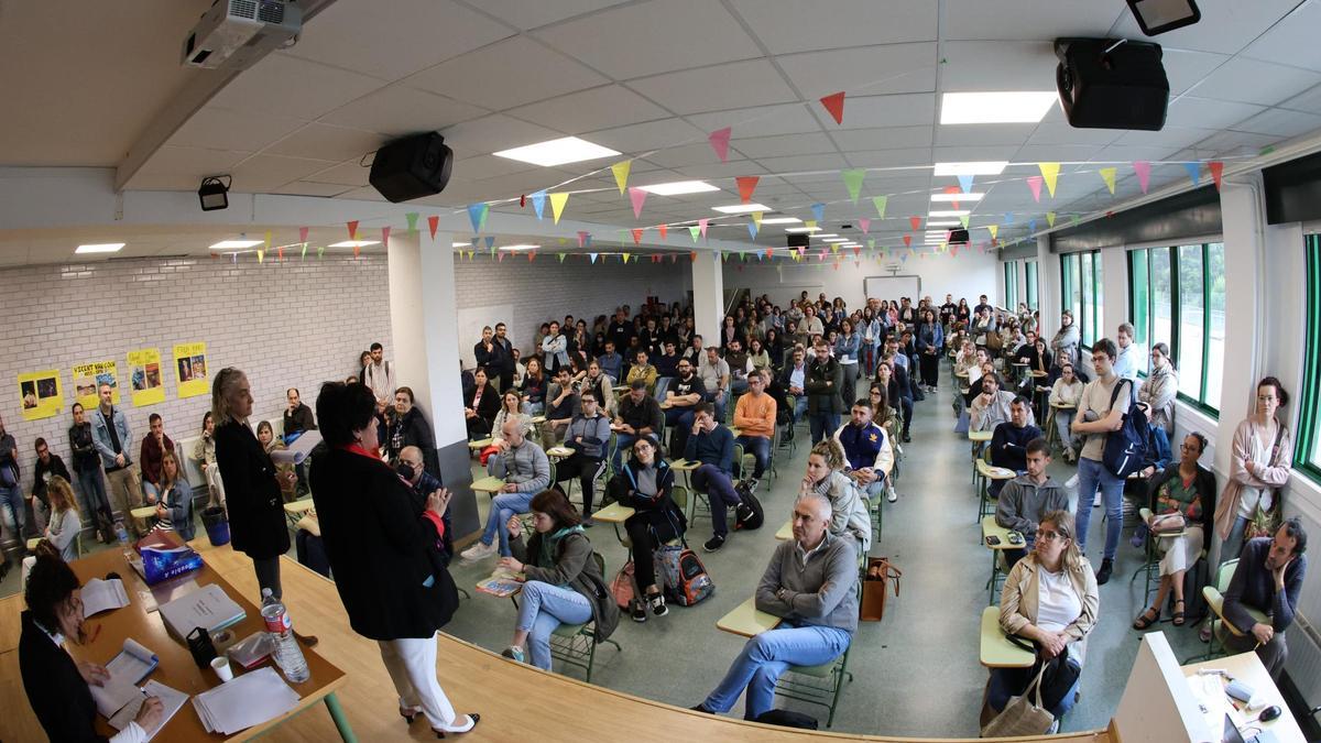 Cientos de opositores de Vigo se presentan a los exámenes en el IES de Valadares