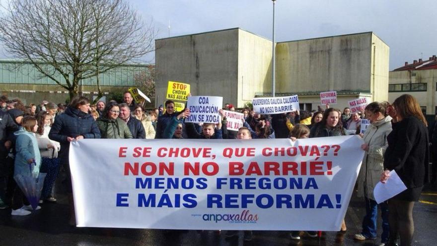 Manifestación en el Colegio Barrié de la Maza, de Santa Comba