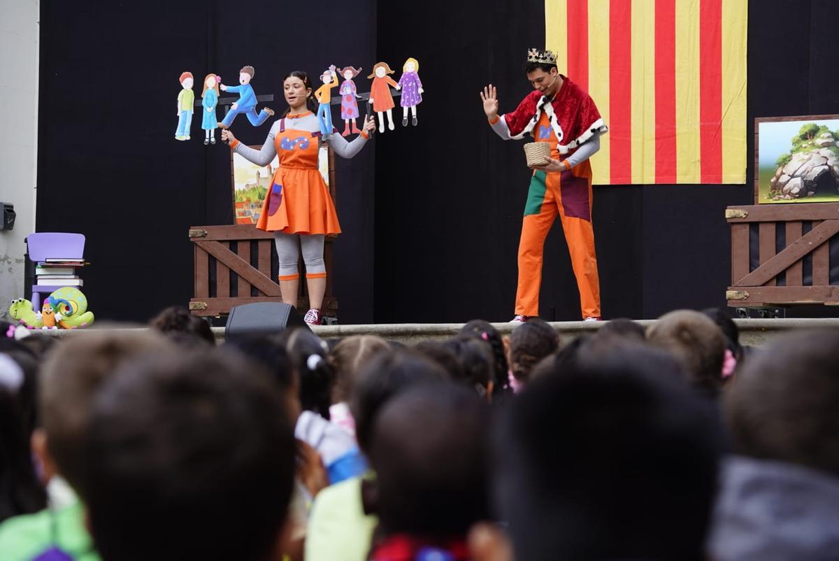 GALERIA | Gairebé 1.200 infants viuen la llegenda de Sant Jordi al patí del Kursaal de Manresa