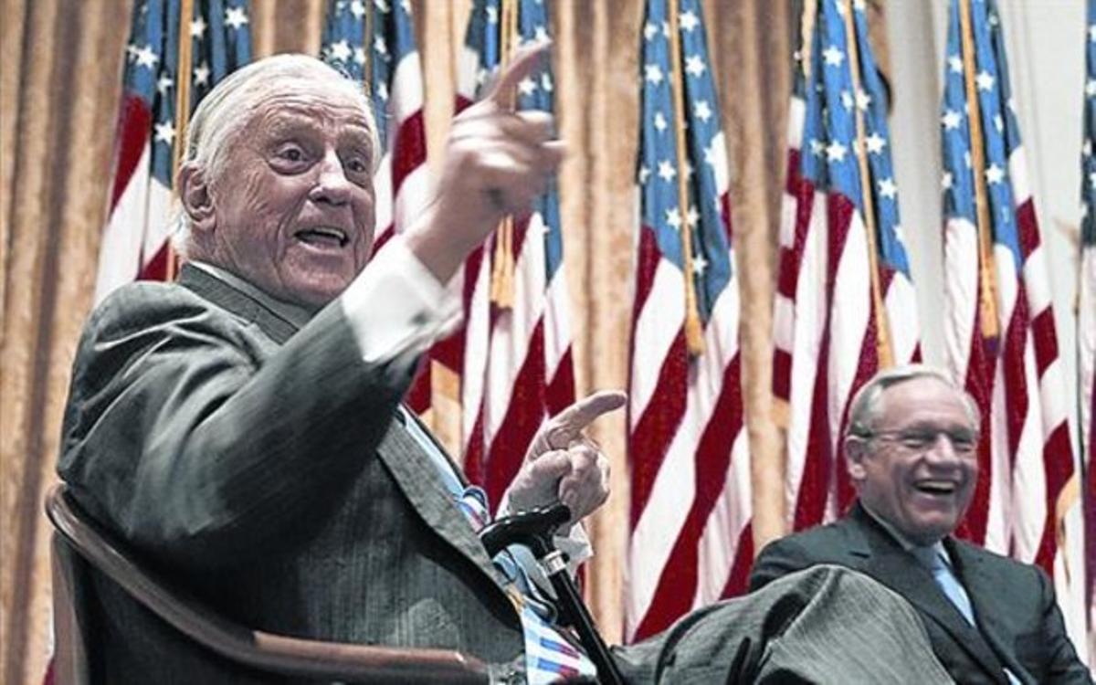 Ben Bradlee (izquierda), editor del ’Washington Post’, con el periodista Bob Woodward.