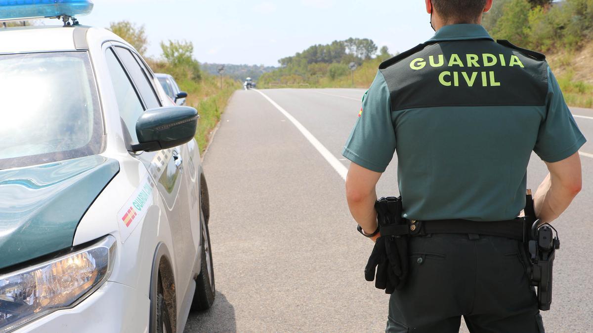 Un agente de la Guardia Civil, durante una vigilancia en una carretera de Mallorca.