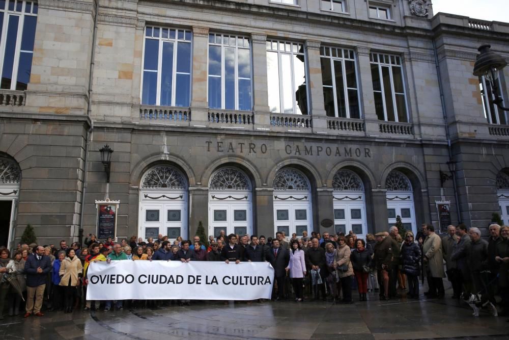 Concentración a favor de los Premios Líricos de Oviedo