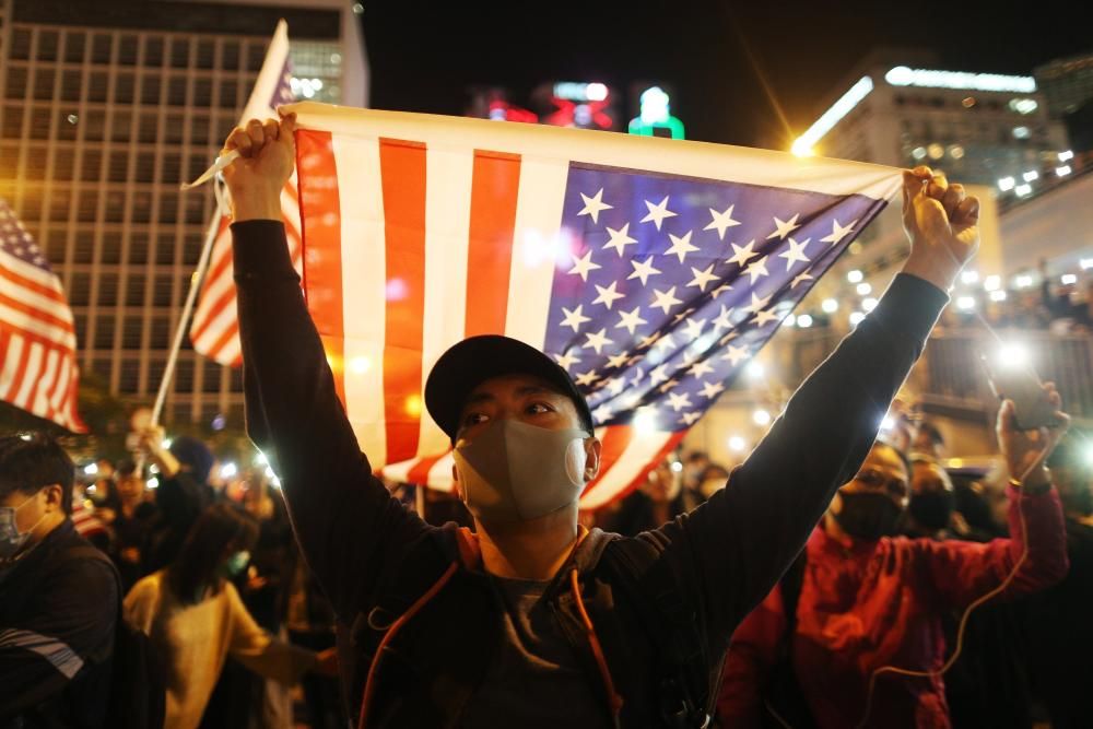 Una manifestación pacífica, legal y masiva en Hong Kong, en agradecimiento a Estados Unidos por aprobar dos leyes en apoyo a las protestas, acabó con un nuevo episodio de tensión con la policía.