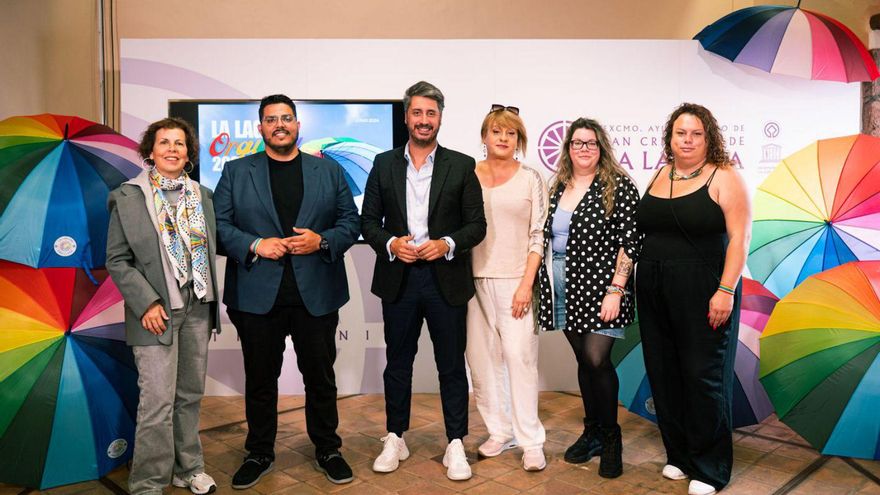 Representantes del Ayuntamiento de La Laguna y del colectivo LGTBI posan tras presentar los actos. | | E. D.