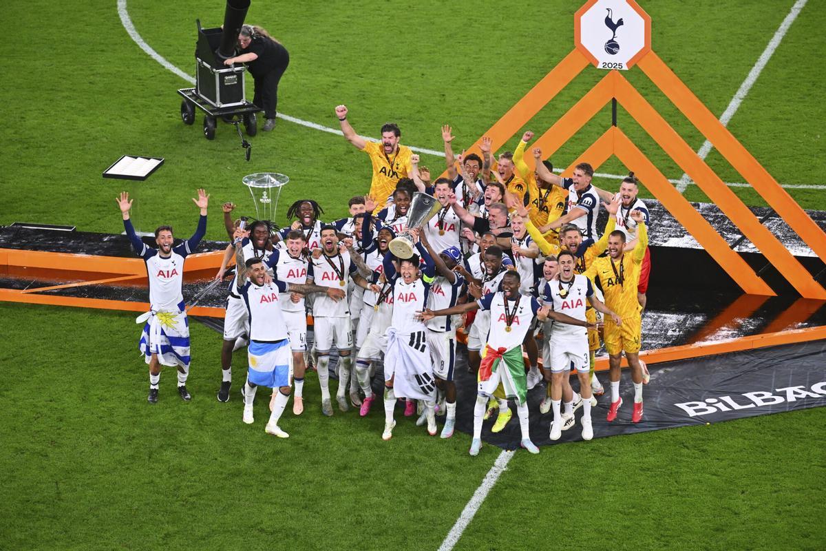 El Tottenham celebra su victoria en la final de la Europa League.