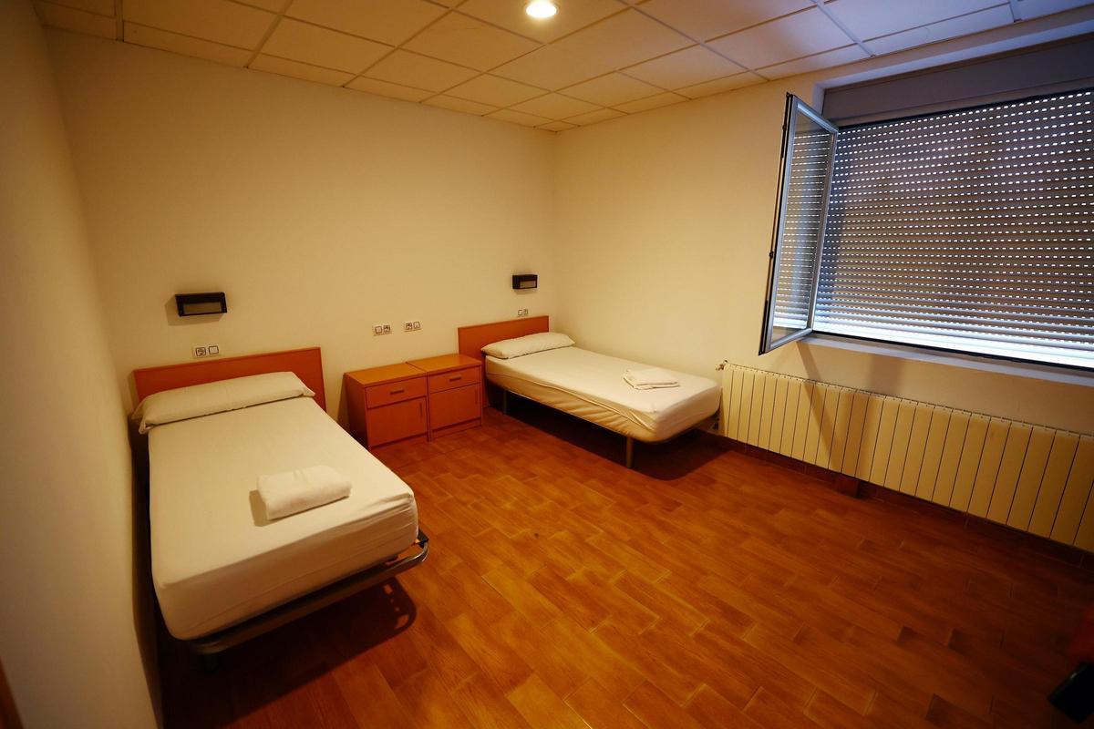 Una de las habitaciones donde duermen los bomberos forestales en Aragón.