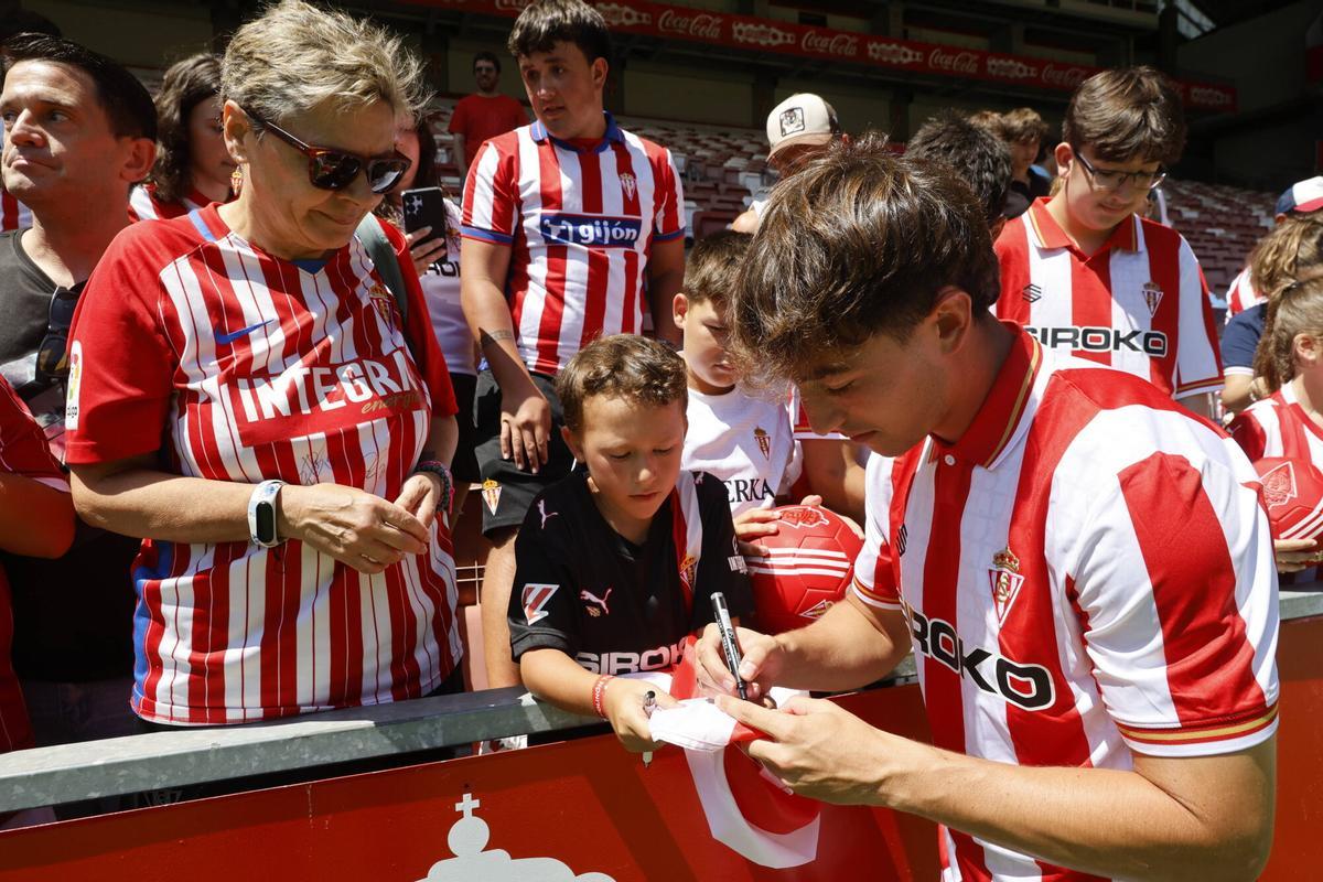 Los nueve fichajes del Sporting reciben el primer baño de masas en El Molinón ante 600 aficionados