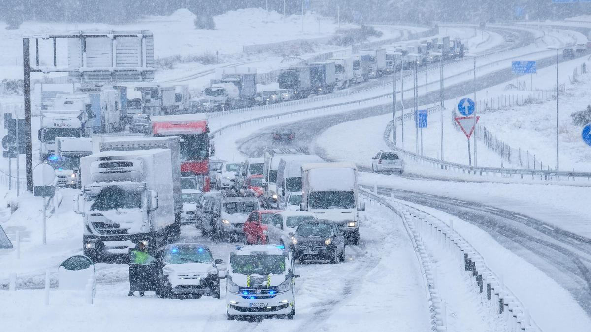 Camiones atrapados en un temporal de nieve en Valencia en una imagen de enero de 2020.