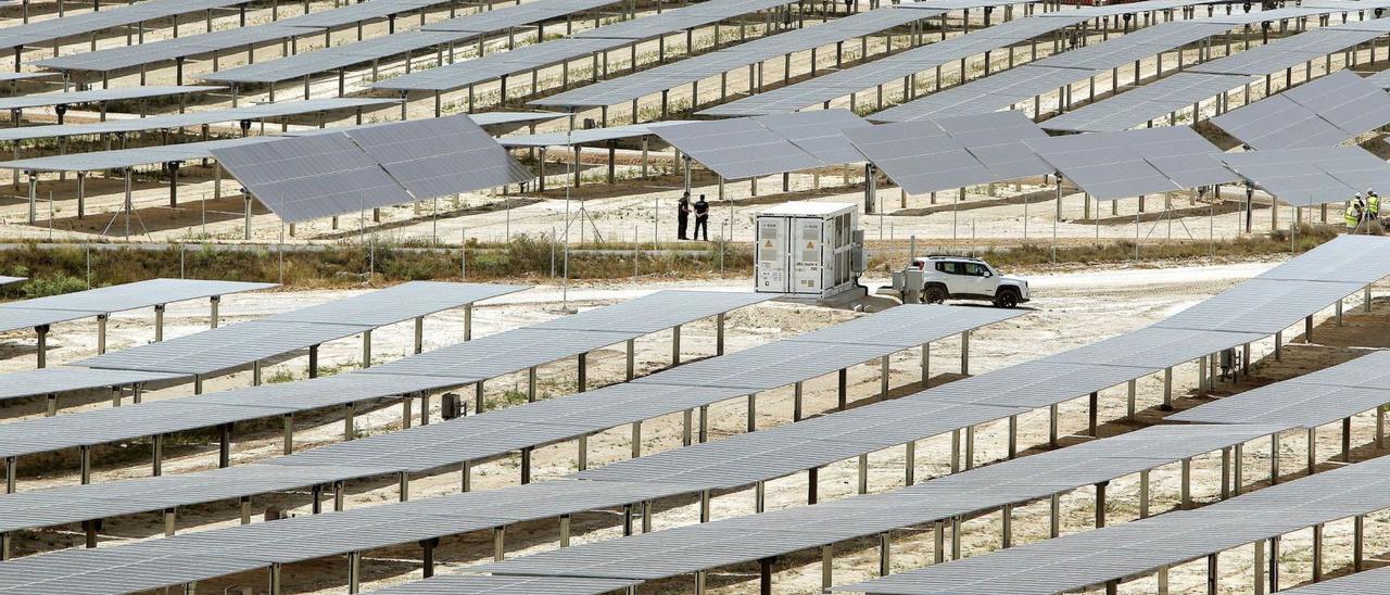 La planta solar puesta en marcha en Xixona en 2021, la mayor de la Comunidad Valenciana, cuenta con acuerdos de arrendamiento con los dueños de las parcelas. | MORELL/EFE