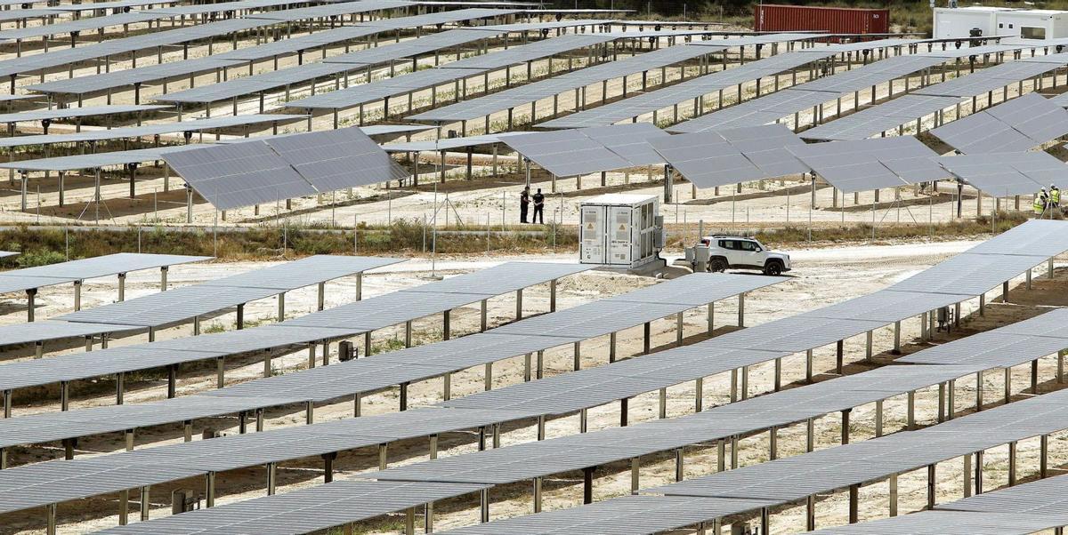La planta solar puesta en marcha en Xixona en 2021, la mayor de la Comunidad Valenciana, cuenta con acuerdos de arrendamiento con los dueños de las parcelas. | MORELL/EFE