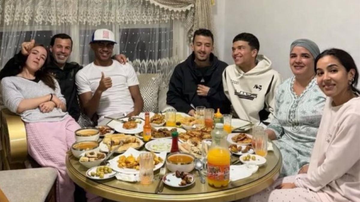 Lamine Yamal, junto a sus primos