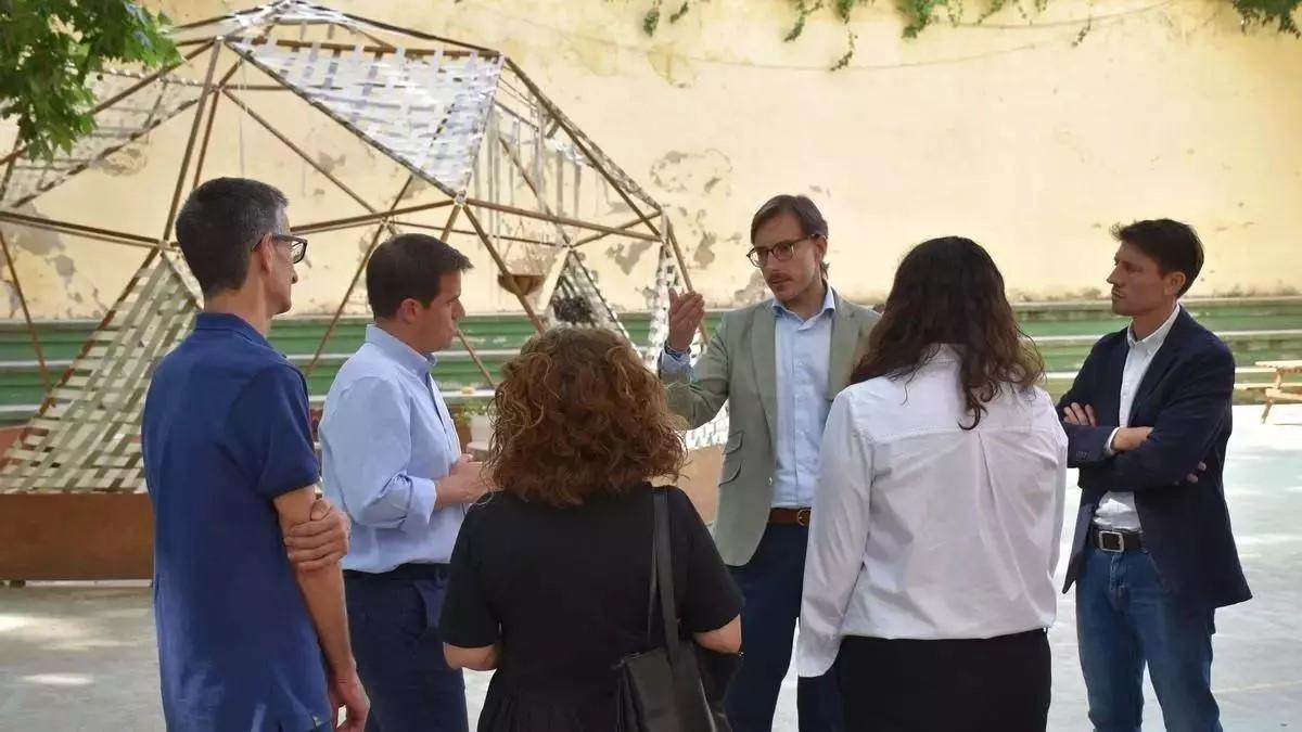 Visita del director general de Infraestructuras Educativas al colegio Attilio Bruschetti, con representantes municipales.