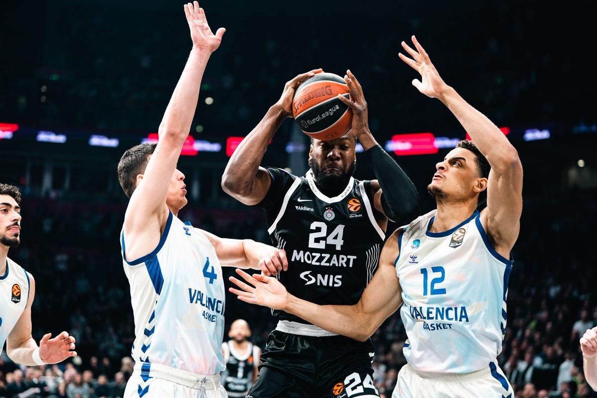 Acción del partido entre Partizan y Valencia Basket