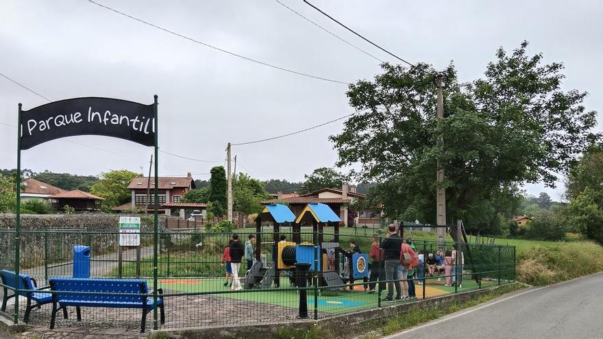 Llanes inaugura el parque infantil de Balmori y la senda del Ríu la Nola