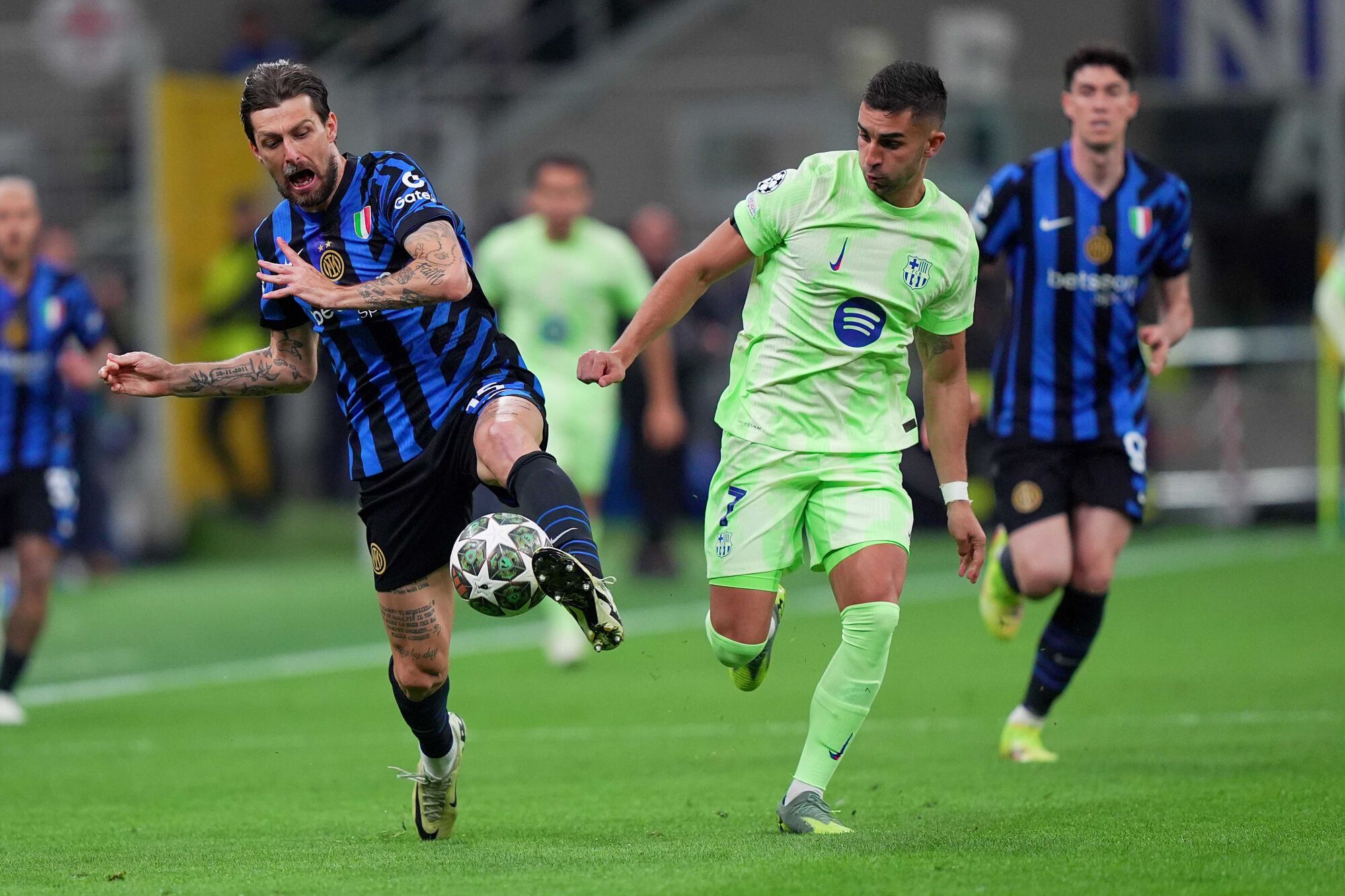 06 May 2025, Italy, Milan: Inter Milan's Francesco Acerbi and Barcelona's Ferran Torres battle for the ball during the UEFA Champions League semi final second leg soccer match between Inter Milan and Barcelona at San Siro Stadium. Photo: Spada/LaPresse via ZUMA Press/dpa Spada/LaPresse via ZUMA Press/dp / DPA 06/05/2025 ONLY FOR USE IN SPAIN. Spada/LaPresse via ZUMA Press/dp / DPA;soccer;football;sports;UEFA Champions League - Inter Milan vs Barcelona;