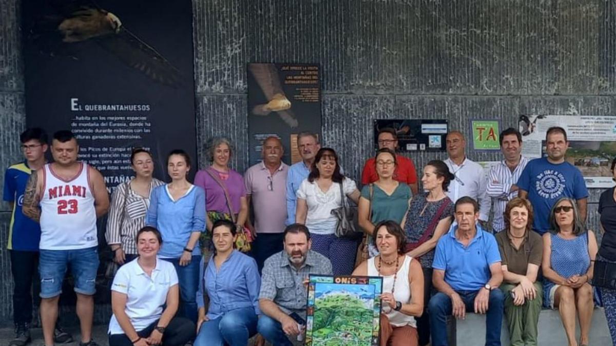 Foto de familia de los asistentes al acto de inauguración de la oficina de información turística de Onís. | M. V.