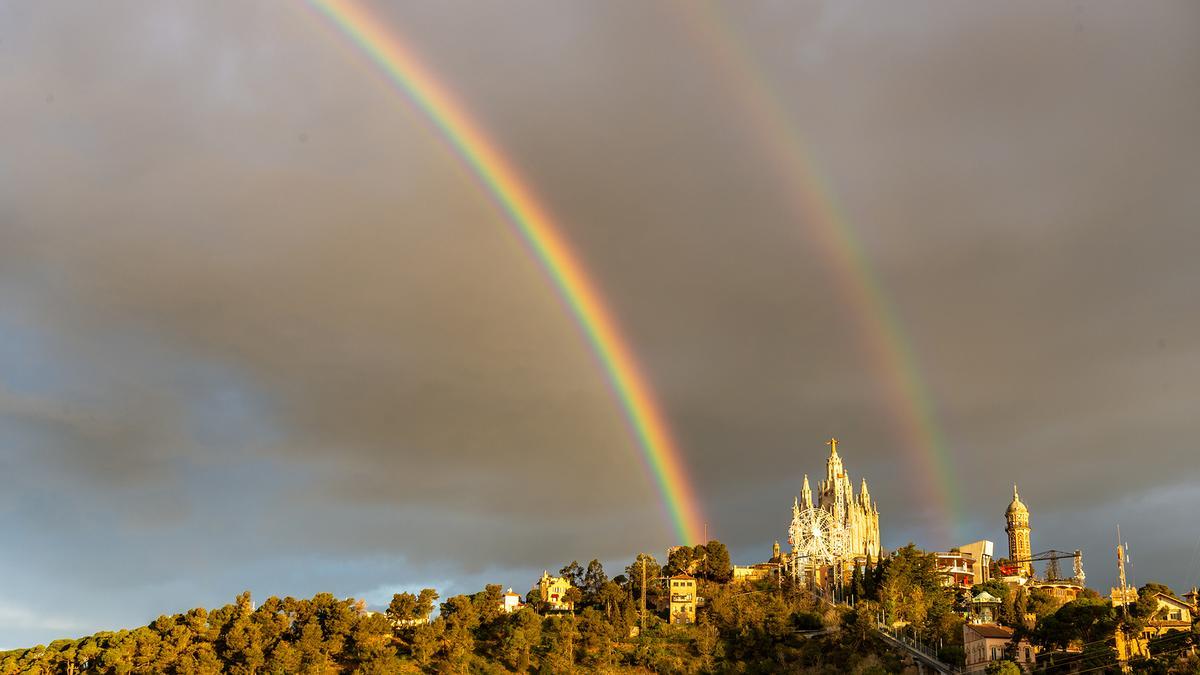 El día 28 de marzo pudo apreciarse un arcoíris supernumerario en Barcelona. Se llama así a este fenómeno cuando en los extremos inferiores del arco principal aparecen una o varias bandas de luz alternantes, a modo de ribete.