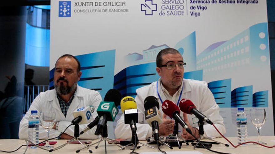 Félix Rubial, gerente del área sanitaria, y Víctor del Campo. //J. Lores