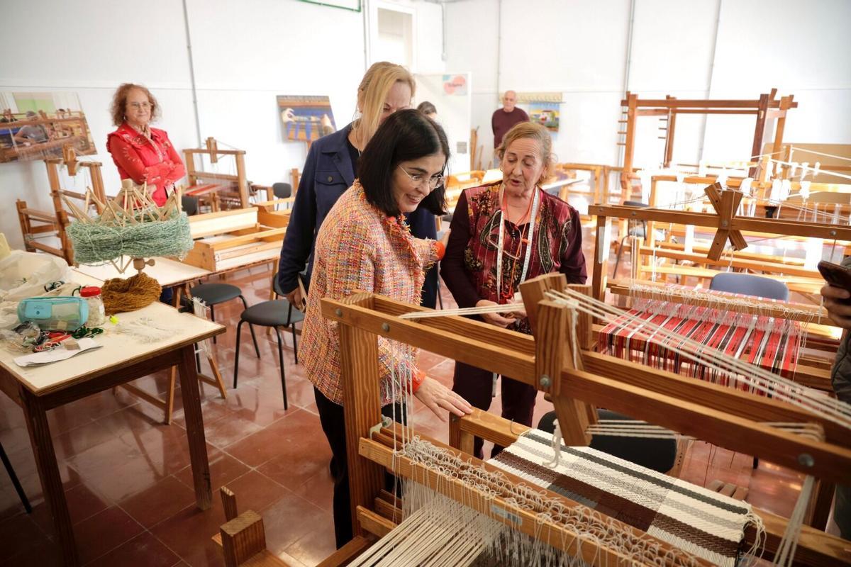Carolina Darias visita el aula de telares de la nueva sede de la Universidad Popular en el Cono Sur.