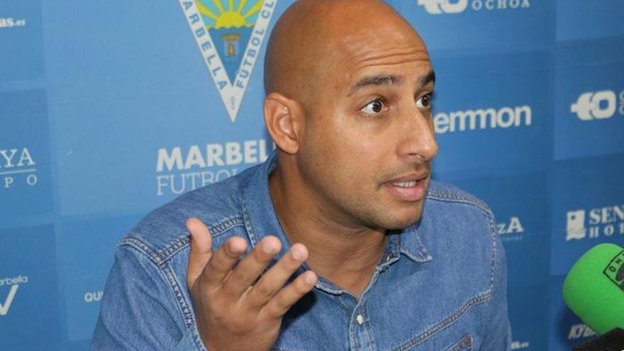 Mehdi Nafti, técnico del Marbella, en rueda de prensa.