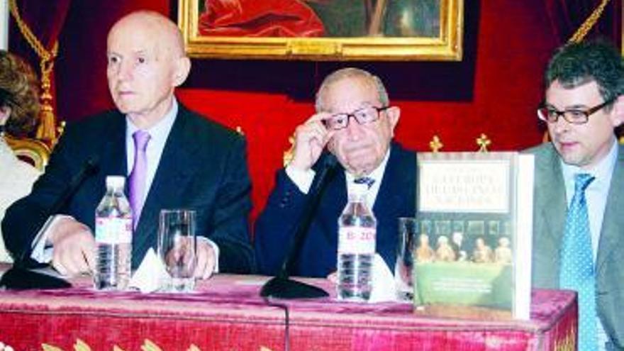 Por la izquierda Anes, Luis Suárez y el representante de la editorial.