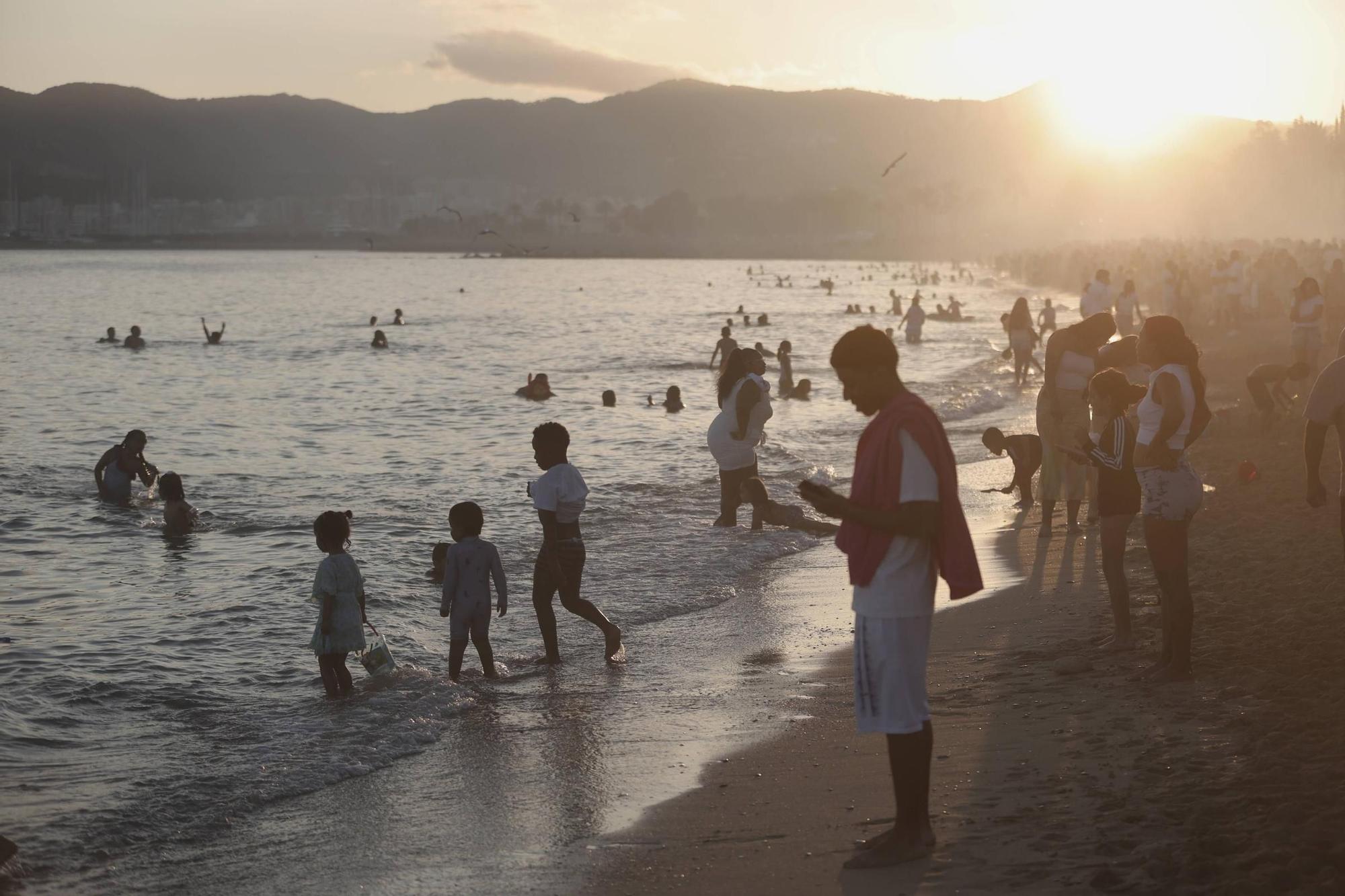 FOTOS | Sant Joan 2024: Los ciudadanos abarrotan las playas de Palma en la noche más mágica