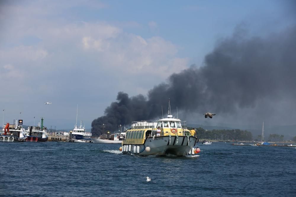 Arde un catamarán de pasajeros en A Toxa