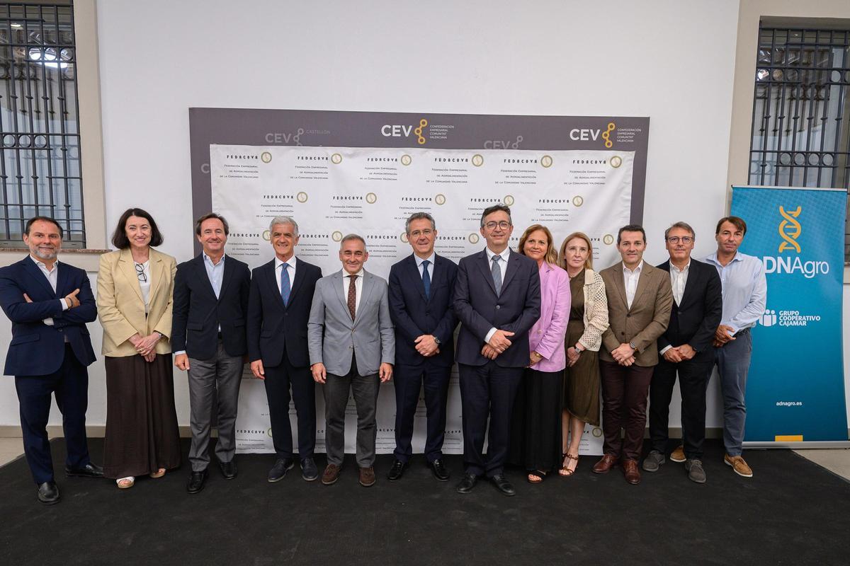 Representantes de Fedacova, con el conseller de Agircultura y el presidente de la CEV.