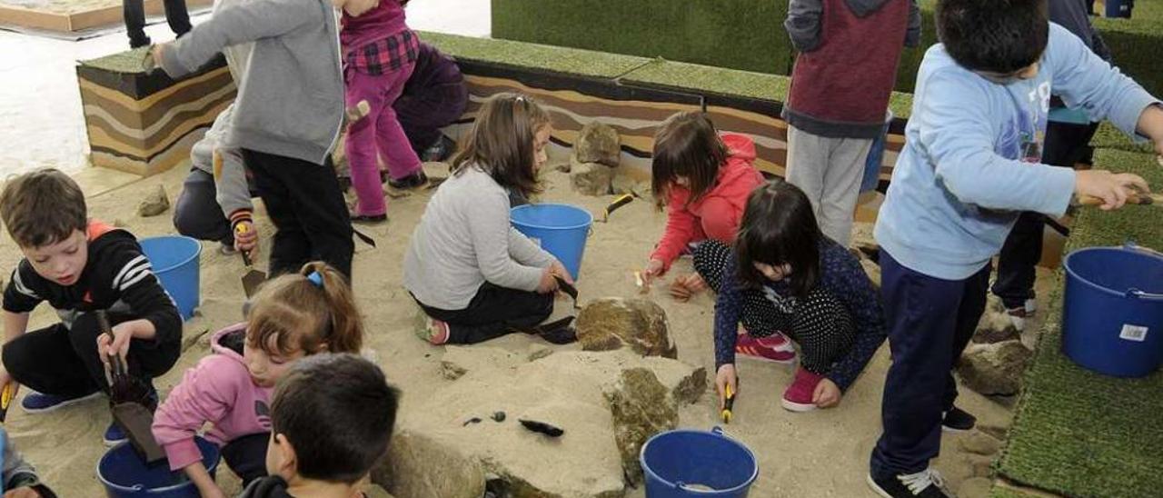 Escolares del CEIP Ramón de Valenzuela, ayer, durante las tareas de excavación. // Bernabé/Javier Lalín