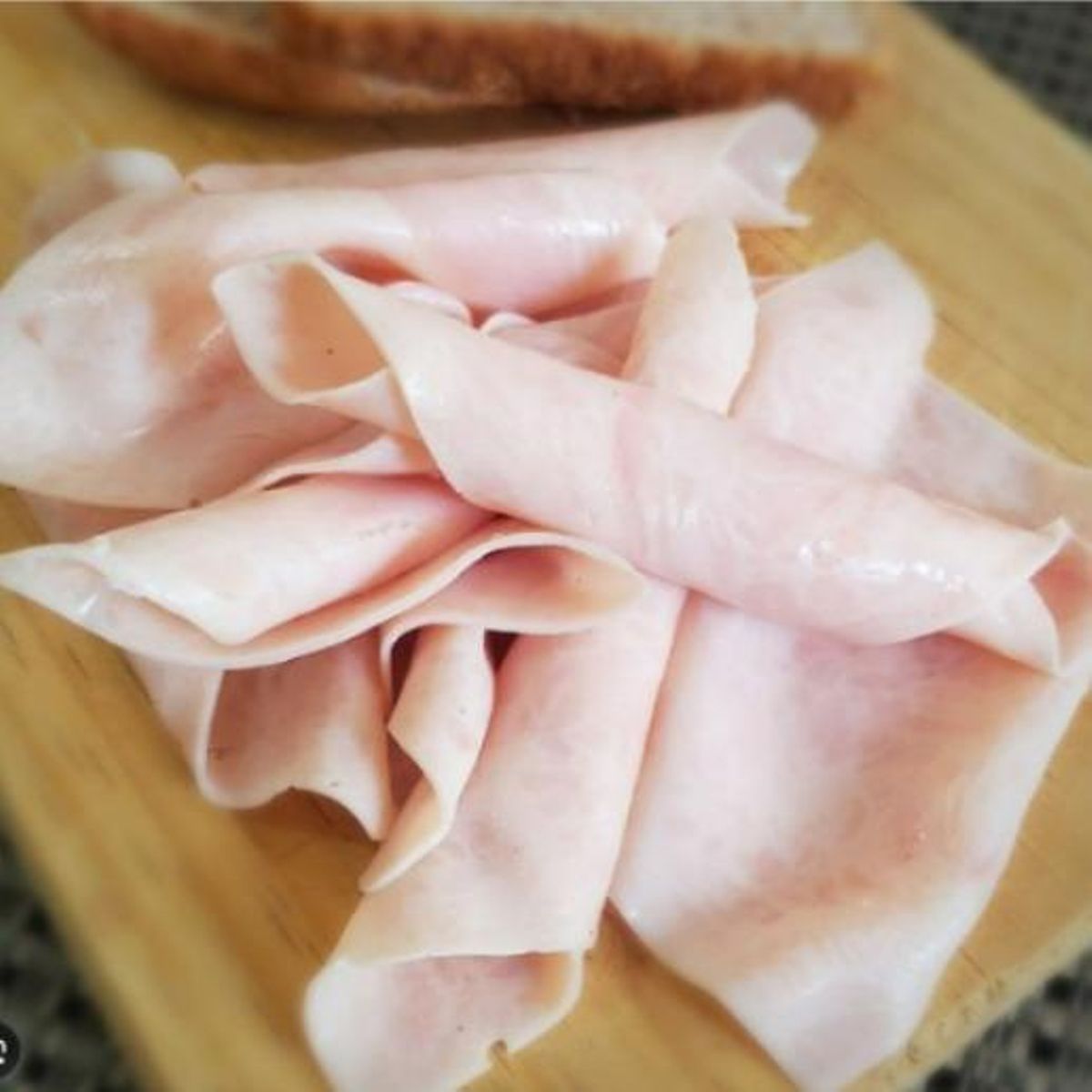 Lonchas de fiambre o jamón de pavo.