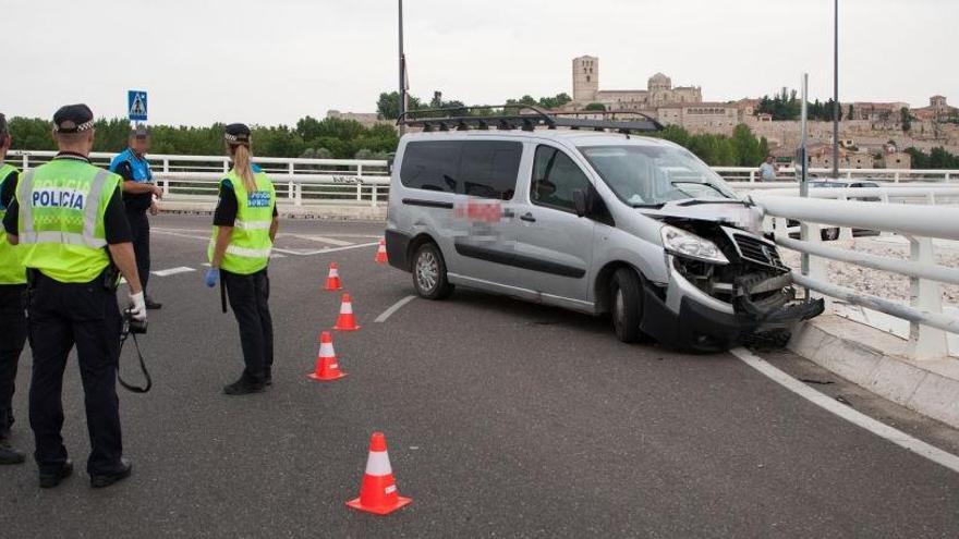 Dos heridos al empotrarse con una furgoneta en el puente de los poetas en una persecución