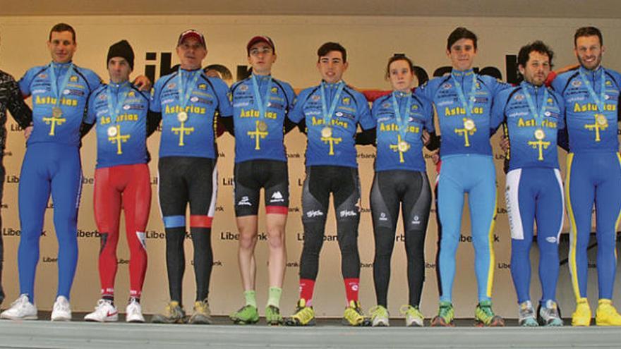 Los campeones de Asturias de las distintas categorías posan en el podio.