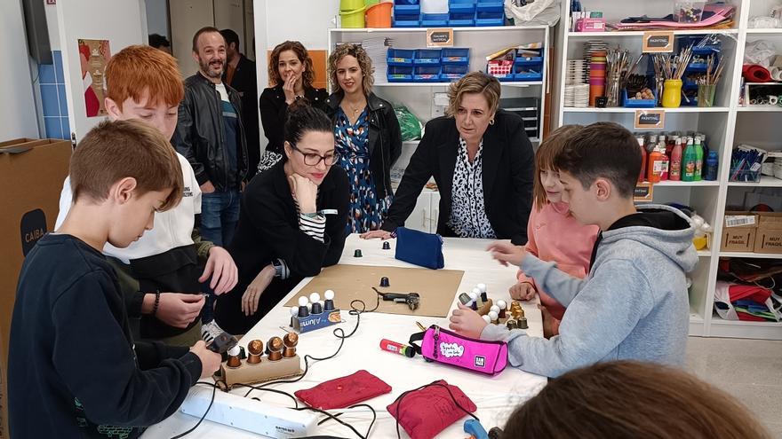 La vicepresidenta Aitana Mas y la consellera Raquel Tamarit, en el colegio Trinquet de Pedreguer