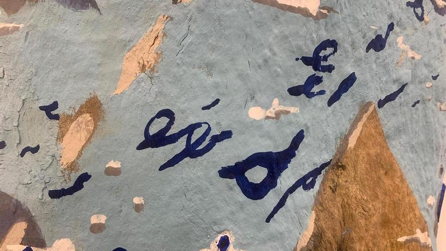 Sérgio Carronha convierte el cielo en un misterio en la exposición ‘Cielo azul con rayas’ en Badajoz