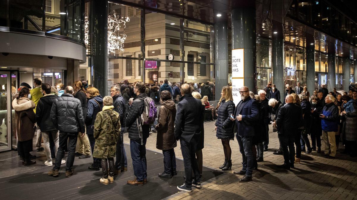 Fila de personas para asistir a un concierto en la sala Concertgebouw Hall de Ámsterdam, este jueves.