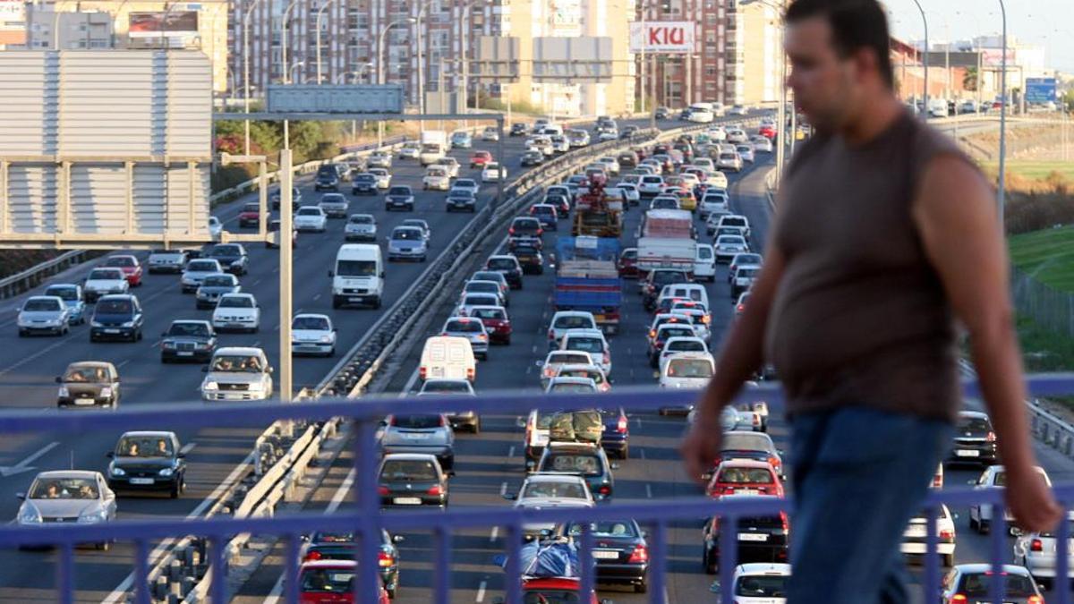 Tráfico intenso en la circunvalación MA-20 de la capital malagueña.