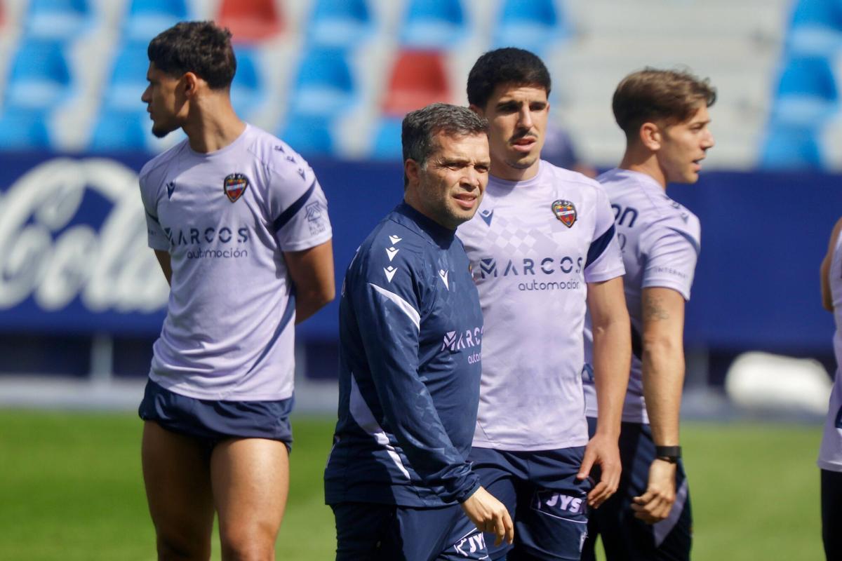 Entrenamiento a puertas abiertas del Levante UD en el Ciutat de ...